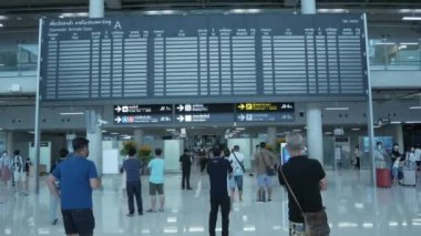 12 Mayıs 2022: Bangkok, Tayland: Havaalanı kalkış terminali Suvannabhumi Havaalanı 'nda uçuş bilgilerini kontrol eden kişiler ülkeyi yeniden açıyorlar