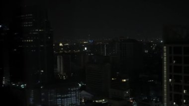 Bangkok şehrinin gece manzaralı modern bina kulesi