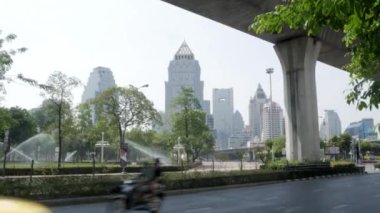 13 Nisan 2022: Bangkok, Tayland: Tayland 'ın merkezindeki Lumphini Parkı yakınlarındaki Bangkok şehri gökdeleni