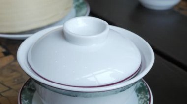 Bir fincan Pu-erh çayı. Çay masasında geleneksel Çin çay seremonisi..