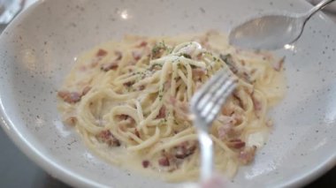Taze peynir ve pastırmalı kremalı carbonara spagettisi. İtalyan yemeği.