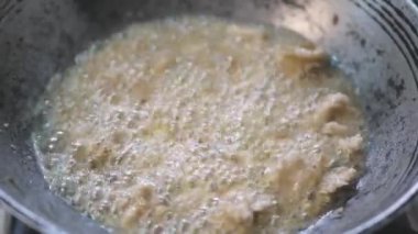 Kızarmış kalamar çıtır kalamar ve sıcak yağ. Ev yapımı Akdeniz yemekleri.