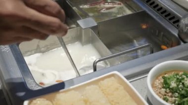 Kaynamış Szechwan güvecinden baloncuk almak için çorba kepçesi kullandım Çin usulü Asya mutfağı çorbası..