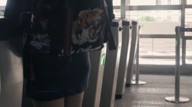 Yolcu bilet alıp tren sistemine girerken metro istasyonunun otomatik kapısını görüntüle