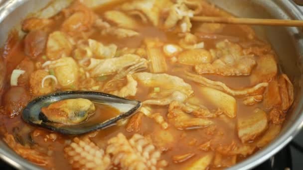 Κοντά Στην Κορεάτικη Σούπα Kimchi Καλαμάρια Μύδια Ψαροτόφου Και Νούντλς — Αρχείο Βίντεο