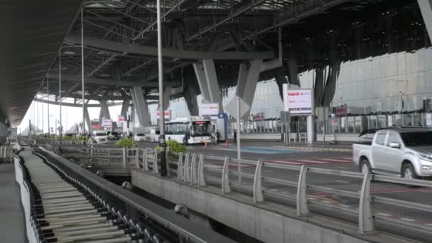 Czerwca 2022 Bangkok Tajlandia Wiele Samochodów Osobowych Zbliża Się Peronu — Wideo stockowe
