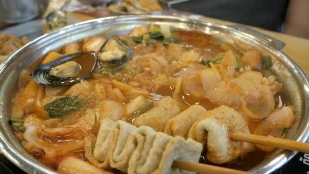 Close While Using Chopstick Pick Squid Korean Kimchi Tteok Pokki — Stock video