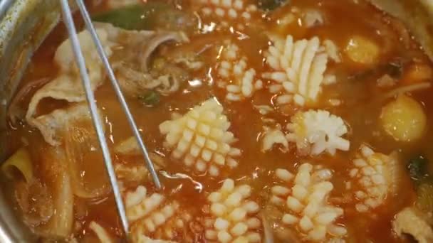 Perto Ferver Kimchi Coreano Tteok Pokki Sopa Cheia Lulas Vegetais — Vídeo de Stock