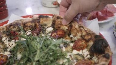 Bir tava ev yapımı, roket salatalı, mozzarella peynirli taze pizza al. İtalyan geleneksel yemekleri