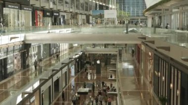 24 Ağustos 2022: Singapur: Singapur, Singapur 'un şehir merkezindeki marina Körfezi Lüks Mağazası' nda insanlar alışveriş ve güneş ışığı altında