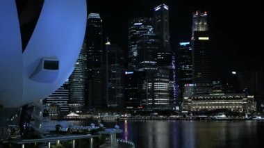 Şehir merkezindeki Singapur şehrinin gece yarısı manzarası. Birçok gökdelen iş yeri otel binası var.