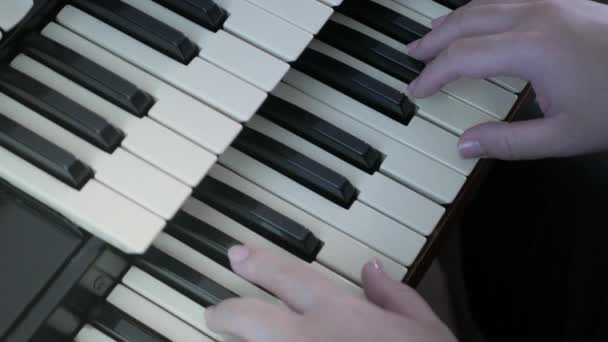 Видео Клавиатуре Фортепиано Используя Пальцы Руки Играя Классическую Музыку Фортепиано — стоковое видео
