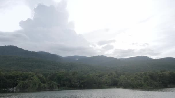 มมองส ยวธรรมชาต ของทะเลสาบอ างเก เขาส ยวท หมอกเมฆบางส วนในพ นหล ฝนธรรมชาต — วีดีโอสต็อก