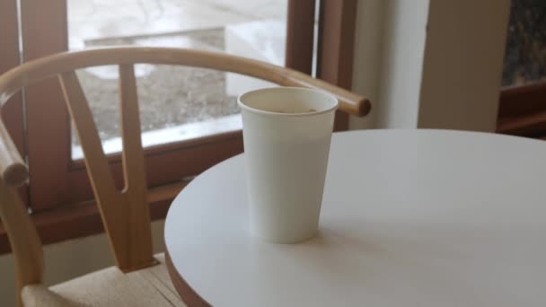 Pegue Uma Xícara Leite Gelado Café Latte Mesa Branca Cappuccino — Vídeo de Stock