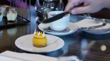 Çatal ve bıçak kullanarak tatlı bir parça kes. Öğleden sonra çay saati.