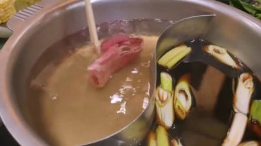 Japon usulü sebze ve mantarlı güveç ve mantara yakından bakın. Asya yemeği güveç pişirme