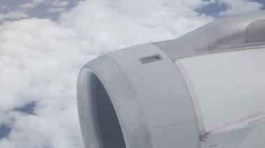 Yandaki uçak kabininden uçağın motoruna bakın