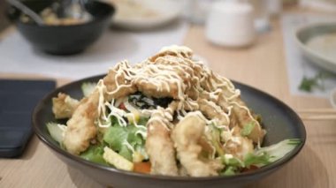 Japon aperatiflerinin içinde kızartılmış yumuşak kabuklu yengeç salatanın dönüşümlü görüntüsü.