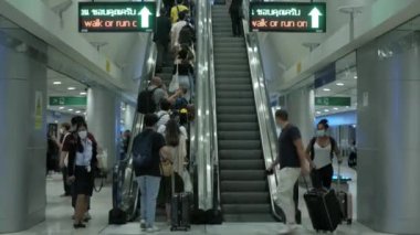 6 Haziran 2022: Bangkok, Tayland: Yolcu yürüyen merdiven kullanarak havaalanındaki metro metro tren istasyonuna ulaştı.