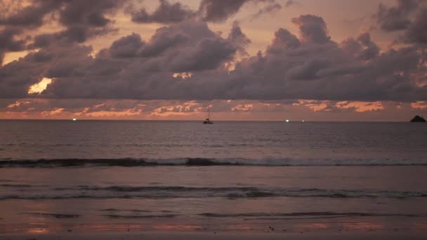 夏日假日里 云雾缭绕的香草华美的天空映衬着美丽的日落 俯瞰着菲吉岛的海湾 — 图库视频影像