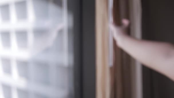 朝ホテルの部屋に大きな窓のカーテンを開けながら手の男の選択的フォーカスビュー — ストック動画