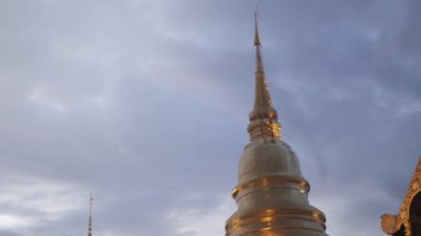 Wat Phra Singha Tapınağı 'ndaki altın parıltılı pagoda binasının güzel manzarası, Tayland, Chiang Mai' deki Güneydoğu Asya yaşamı