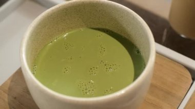 Bir kase taze yeşillik mayalı kibrit yeşil çay Japon usulü masada, Japon kahvesi içerken
