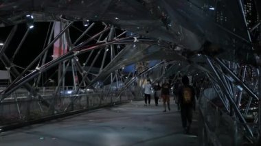 24 Ağustos 2022: Singapur: İnsanlar ünlü turizm merkezi Singapur 'daki Helix Köprüsü üzerinde yürüyor