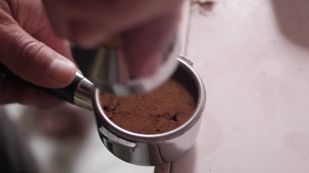 Barista在早上用搅拌器将新的咖啡压入排泄器中 酿造新鲜的特快咖啡 — 图库视频影像