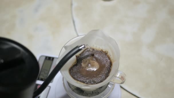 Βίντεο Ενώ Ρίχνει Ζεστό Βραστό Νερό Φρέσκο Αλεσμένο Κόκκους Καφέ — Αρχείο Βίντεο