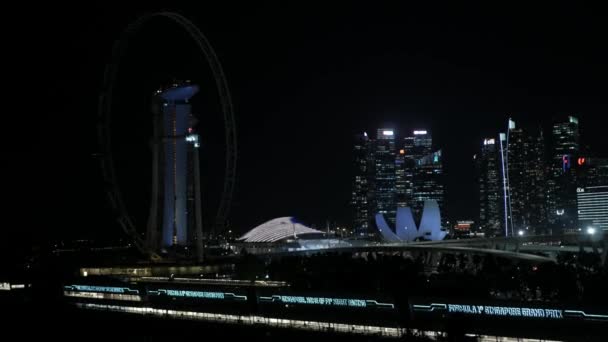 超高層ビジネスホテルビルが立ち並ぶ夜の中心市街地のシンガポール市街地の眺め — ストック動画