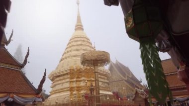 Tayland 'ın kuzeyindeki Chiang Mai' deki Doi Suthep Tapınağı 'nın sisli bulutlu manzarası.