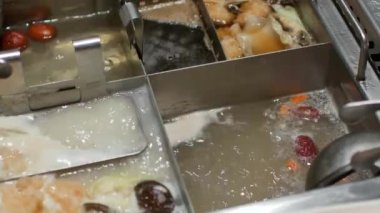 Çin usulü Shabu Shabu 'ya 4K video POV' u. Esrar da incelenebilir. Çin yemeği Japon yemeği.