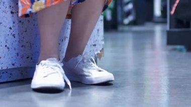 Genç kravat bağcıkları bağlıyken POV 'u ayaklarına odakla