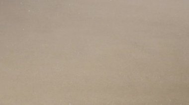 Turkuaz deniz dalgaları, yaz tatili için deniz manzarası olan beyaz kum pürüzsüz plajlara vurur.