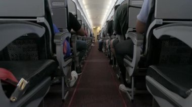 POV, uçak kabininin içindeki koridor yoluna.