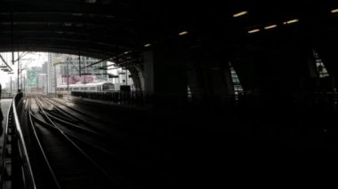 6 Haziran 2022: Bangkok, Tayland: Tren istasyonuna yaklaşan havaalanı treni