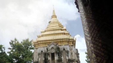 Tayland mimari tasarım tarzının Lanna North 'daki Wat Chiang Mun tapınağındaki antik altın pagoda stupa manzarası. Eski Tayland Tapınağı