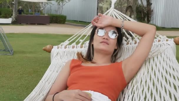 Азіатська Жінка Розслабляється Гамаку Біля Пляжу Під Кокосовим Деревом Відпустку — стокове відео