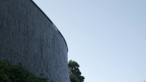 Vatten Faller Från Den Oändliga Kanten Swimmingpool Med Klarblå Himmel — Stockvideo