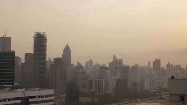 때높은 건물들이 보인다 — 비디오