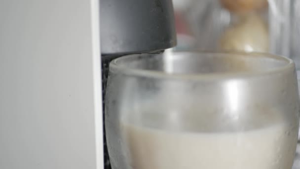 Friss Kávé Eszpresszó Kávéfőzőből Egy Pohár Friss Jeges Tejbe Hideg — Stock videók