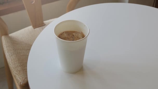 Chwycić Filiżankę Lodu Mleka Kawa Latte Białym Stole Cappuccino Kawa — Wideo stockowe