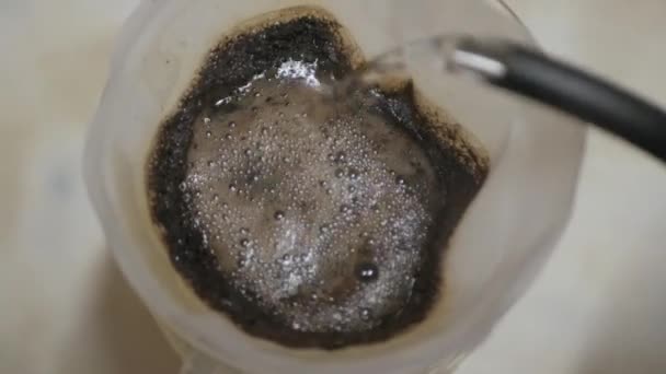 Βίντεο Ενώ Ρίχνει Ζεστό Βραστό Νερό Φρέσκο Αλεσμένο Κόκκους Καφέ — Αρχείο Βίντεο