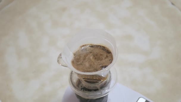 Βίντεο Ενώ Νερό Του Καφέ Μουλιάζει Μέσα Από Φρέσκο Αλεσμένο — Αρχείο Βίντεο