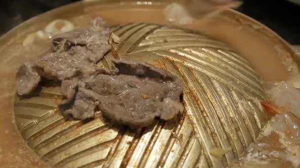 Menggunakan Sumpit Untuk Membalik Daging Babi Yang Diiris Pada Panci — Stok Video