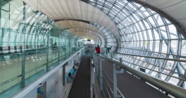 2 Haziran 2022: Bangkok, Tayland: Kalkış terminalinin zaman ayarlı görüntüsü ve yolcu girişi. Suvarnabhumi Havaalanı Tayland ve tekrar açılan ülke