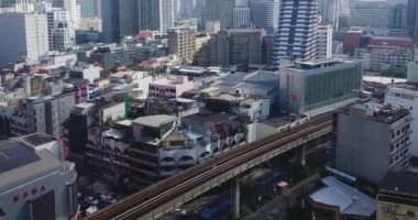 10 Ocak 2021: Bangkok, Tayland: Gün doğarken Bangkok şehir merkezindeki gökdelen manzarası. Zaman ayarlı hava görüntüsü