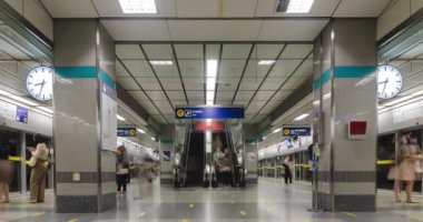 Haziran 2022: Bangkok, Tayland: Kalabalık yolcunun metro metro istasyonunda yürüyen merdiven kullanırken geçirdiği zaman aralığı