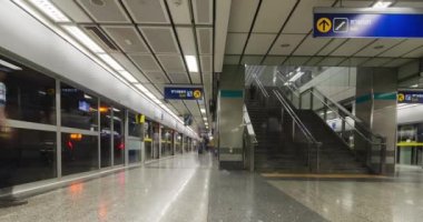 Haziran 2022: Bangkok, Tayland: Kalabalık yolcunun metro metro istasyonunda yürüyen merdiven kullanırken geçirdiği zaman aralığı